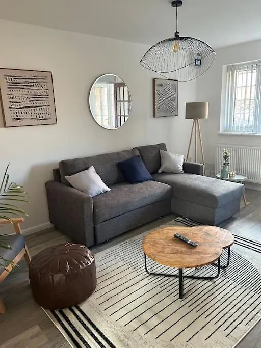 Cosy 3 Bed House Walking Distance To Principality Stadium Cardiff Bay And Centre With Parking