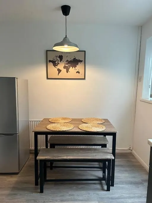 Cosy 3 Bed House Walking Distance To Principality Stadium Cardiff Bay And Centre With Parking