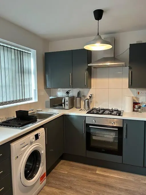 Cosy 3 Bed House Walking Distance To Principality Stadium Cardiff Bay And Centre With Parking Apartment